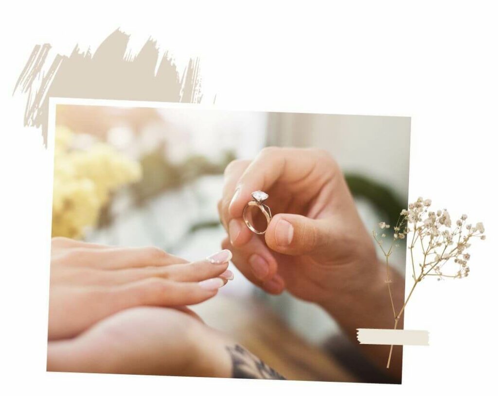 Mann steckt Verlobungsring an den Finger seiner zukünftigen Frau | MARIAGE Hochzeitsmode & Juwelier in Neustadt Aisch - Nähe Nürnberg