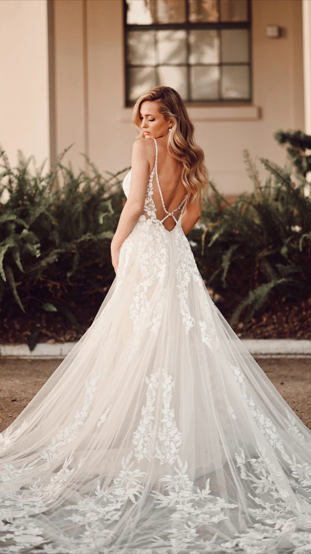 Braut trägt Bestseller Brautkleid im Stil der A-Linie