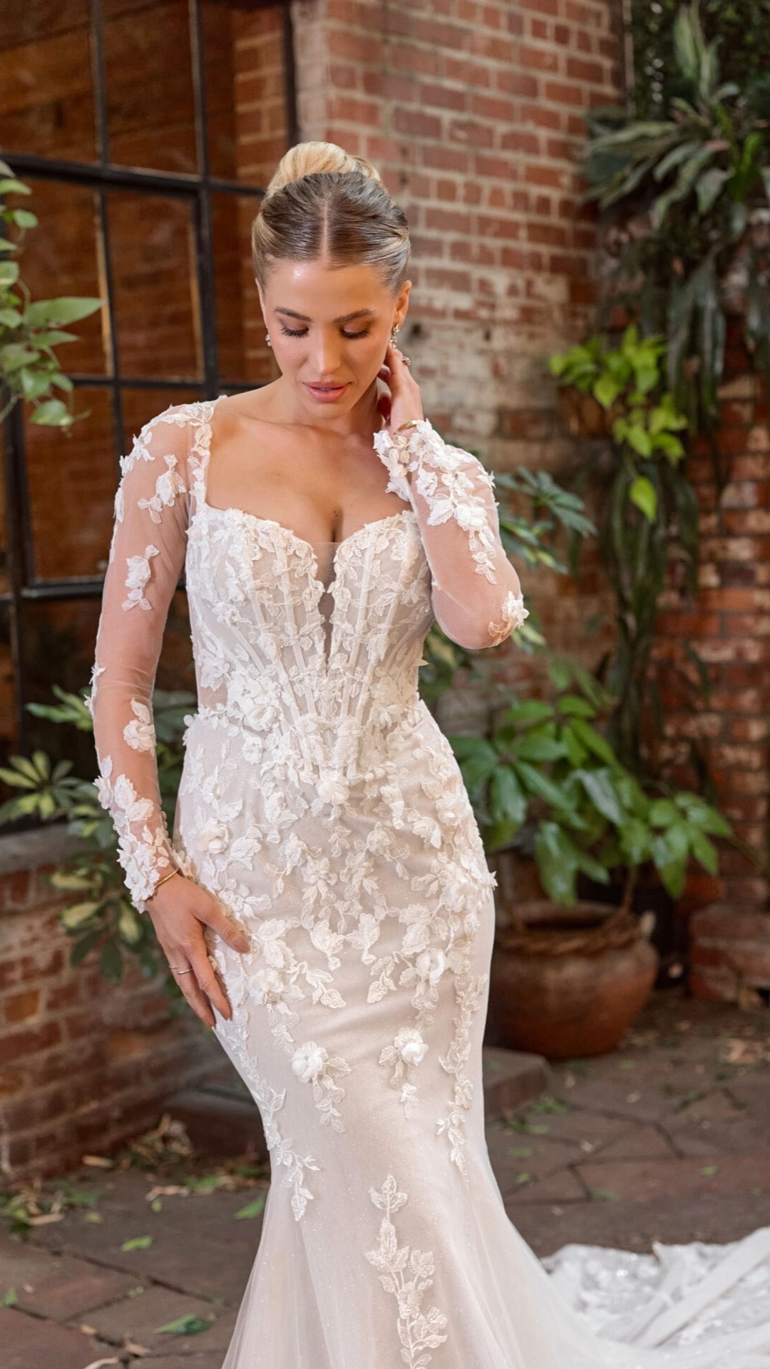 Braut trägt Bestseller Brautkleid im Fit & Flare Stil