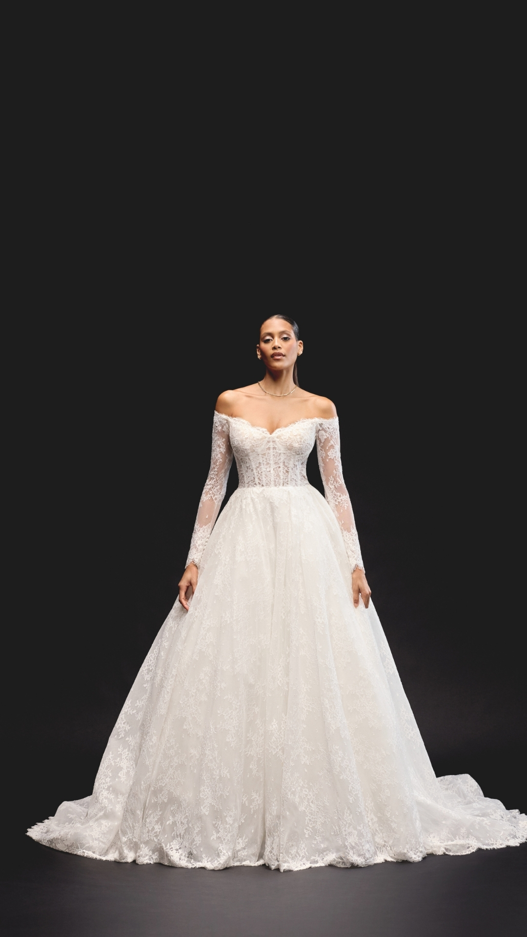 Braut trägt Bestseller Brautkleid im Stil der Prinzessin